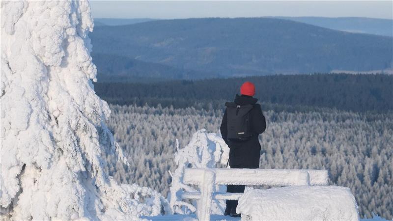 Fichtelberg im Frost: Spaziergänger genießt Winteridylle