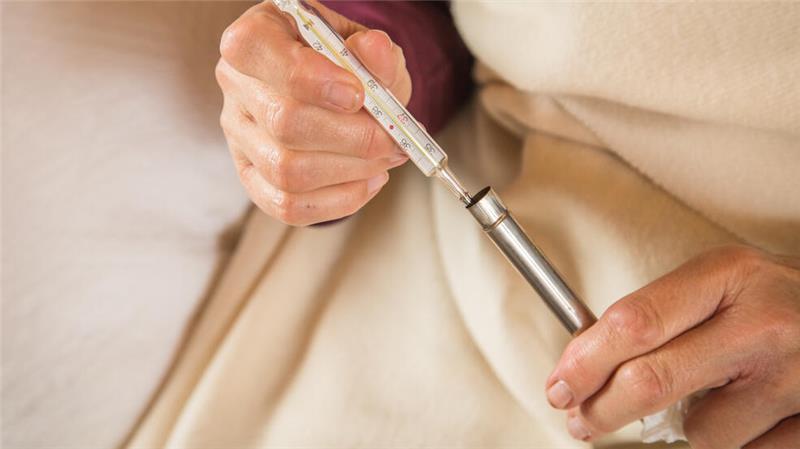 Richtig messen, richtig lindern: Das gilt bei Fieber Fieber ist ein Abwehrmechanismus: Der Körper erhöht die Temperatur, um Krankheitserreger zu bekämpfen. Mit der richtigen Methode ist eine genaue Messung möglich.