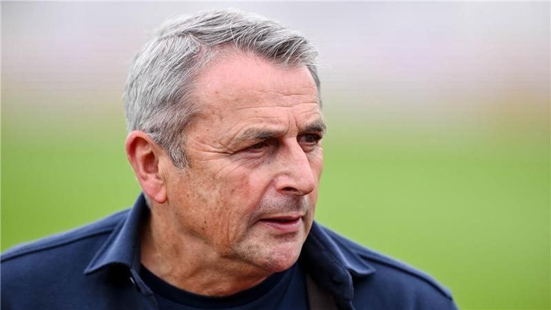 Fiebert vor dem Abstiegsduell des VfL Wolfsburg gegen Werder Bremen mit seinen beiden Ex-Clubs mit: der frühere Manager Klaus Allofs. (Archivbild)