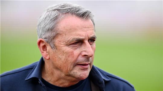 Fiebert vor dem Abstiegsduell des VfL Wolfsburg gegen Werder Bremen mit seinen beiden Ex-Clubs mit: der frühere Manager Klaus Allofs. (Archivbild)