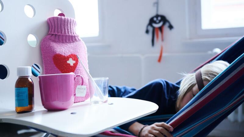 Fieberthermometer, Hustensaft, Wärmflasche und eine Tasse Tee: Die Wellen von Atemwegsinfektionen in Deutschland flachen langsam ab.