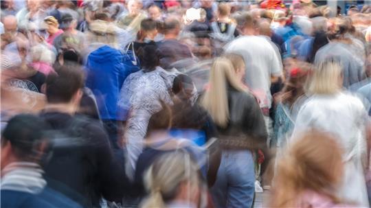 Fiese Masche: Betrüger sprechen Bürgerinnen und Bürger an belebten Plätzen an und behaupten, in einer Notlage Bargeld zu benötigen.