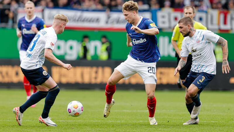 Sieg für Holstein Kiel in verkürztem Test Fiete Arp (M.) hat mit Bundesliga-Aufsteiger Holstein Kiel das erste Testspiel gewonnen.