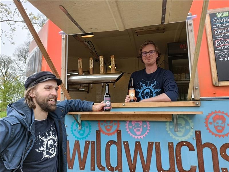 Stade feiert das Bier: Craft Beer & Gourmet Festival am Hafen Fiete Matthies (links) und Sebastian Stenzel haben zwölf verschiedene Biersorten an Bord. Fotos: Bisping