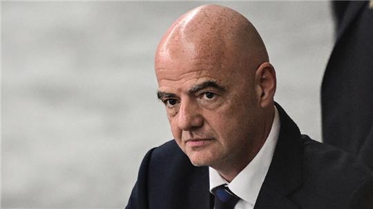 Fifa Präsident Gianni Infantino auf der Tribüne. (zu dpa: «Die Gesichter der Fußball-WM 2022 in Katar») Foto: Robert Michael/dpa