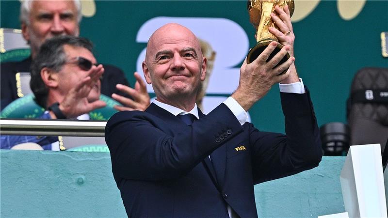Fifa-Präsident Gianni Infantino präsentiert den WM-Pokal beim Eröffnungsspiel zwischen Mexiko und Südafrika im Aztekenstadion in Mexiko-Stadt.