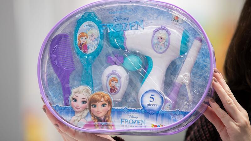 Star Wars, Harry Potter, Pokémon: Lizenzspielzeuge im Handel Figuren aus dem Disney-Film „Die Eiskönigin 2“ zieren Teile eines Spielzeug-Beautysets der Marke Smoby.