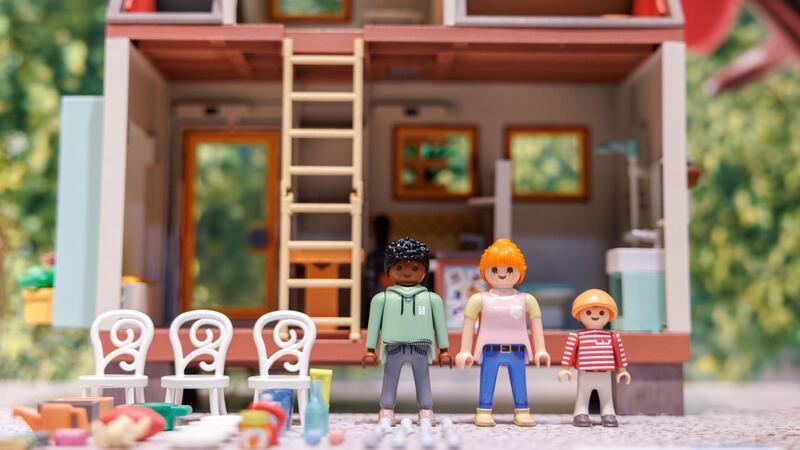 50 Jahre Playmobil – Vom Kinderzimmer zum Sammlerstück Figuren aus der Tiny-Haus-Spielwelt von Playmobil.