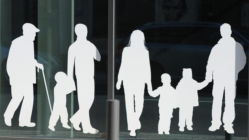 Der Norden wächst auf mehr als drei Millionen Figuren von Menschen in verschiedenem Alter sind auf Fensterscheiben aufgeklebt.