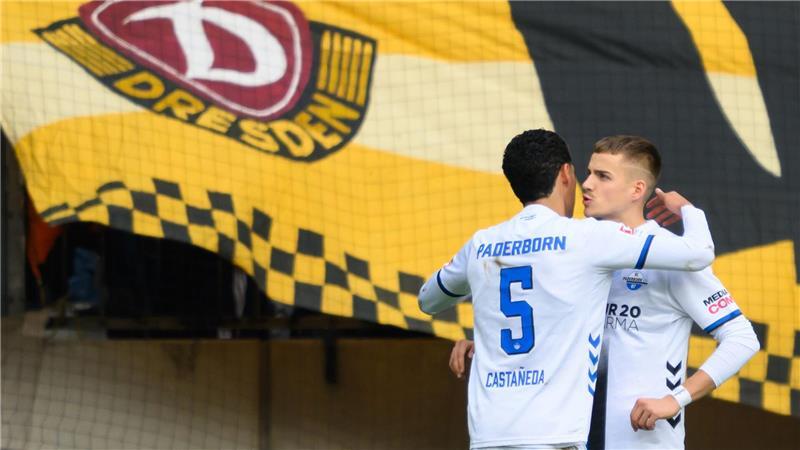 Filip Bilbija (SC Paderborn, r) jubelt nach seinem Elfmeter zum 1:1 in Dresden mit Santiago Castaneda (SC Paderborn).