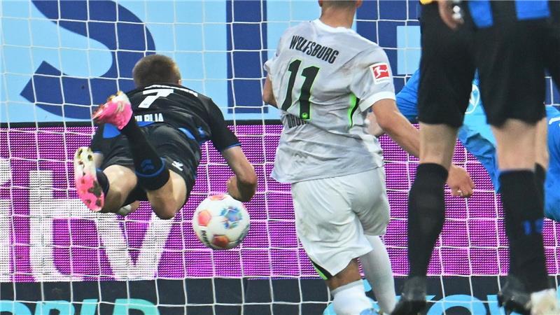 Wolfsburg verliert Relegation in Paderborn und steigt ab Filip Bilbija glich zum 1:1 aus.