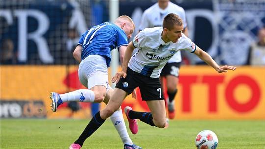 Filip Bilbija (r) verschoss einen Elfmeter für Paderborn.