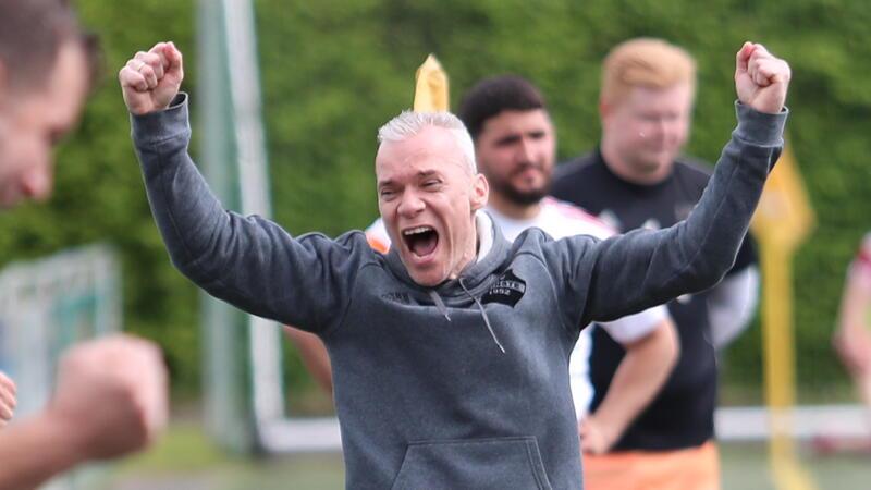 Filippo Callerame bejubelt das 1:0 gegen den VfL Güldenstern Stade II. Nach fast vier Jahren in Deinste könnte der Trainer den Aufstieg schaffen.