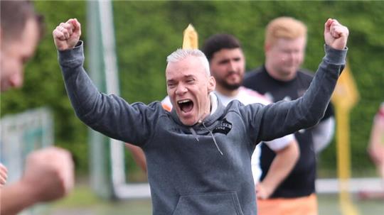 Filippo Callerame bejubelt das 1:0 gegen den VfL Güldenstern Stade II. Nach fast vier Jahren in Deinste könnte der Trainer den Aufstieg schaffen.