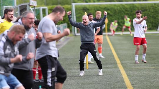 Filippo Callerame bejubelt das 1:0 gegen den VfL Güldenstern Stade II. Nach fast vier Jahren in Deinste könnte der Trainer den Aufstieg schaffen.