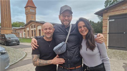 Filmproduzent Lasse Scharpen (Mitte) am Set seiner aktuellen ZDF-Serie "Jenseits der Spree" mit den Hauptdarstellern Jürgen Vogel und Aybi Era.