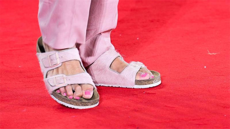 Barfuß in Schlappen und Sandalen: Sind nackte Füße eklig? Filmstar Jason Momoa trägt auf dem roten Teppich in Venedig Sandalen ohne Socken. (Archivbild)