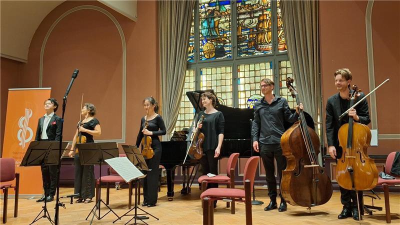 Finale im Stader Königsmarcksaal: Pianist Haiou Zang mit dem Elphier Quartett und Kontrabassist Benedikt Kany beim Abschlusskonzert zu seinen Internationalen Musikfestspielen Süderelbe.