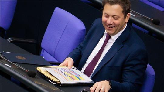 Finanzinister Lars Klingbeil (SPD) bringt bald seinen zweiten Haushalt ins Ziel. 