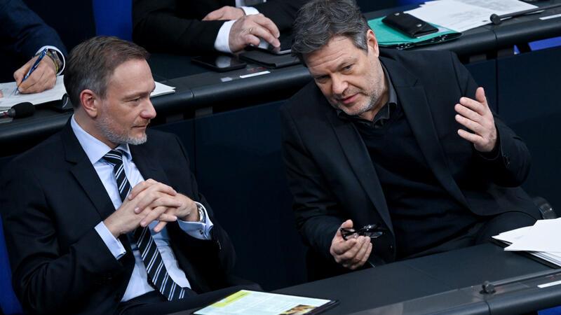 Finanzminister Christian Lindner (FDP, links) und Vizekanzler Robert Habeck (Grüne) im Bundestag.