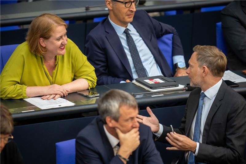 Regierung einigt sich auf Details der Kindergrundsicherung Finanzminister Christian Lindner (FDP) spricht im Bundestag mit Familienministerin Lisa Paus (Grüne).
