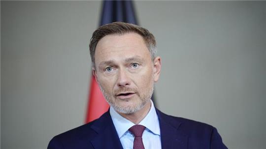 Finanzminister Christian Lindner (FDP) will mit seinem Etat für 2024 die im Grundgesetz verankerte Schuldenbremse wieder einhalten.