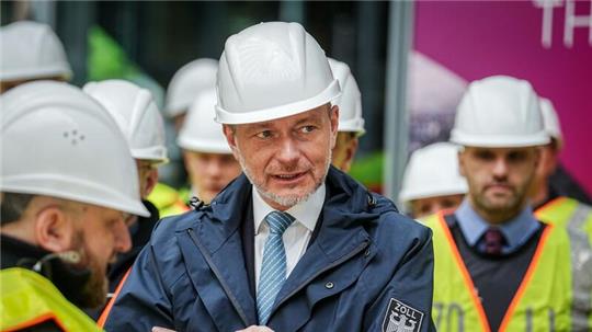 Finanzminister Christian Lindner  begleitet einen Einsatz der Schwarzarbeits-Kontrolle des Zolls am Potsdamer Platz in Berlin.