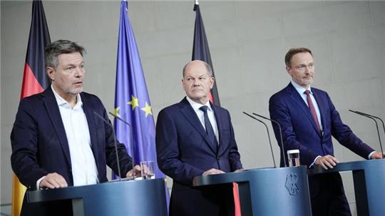 Finanzminister Christian Lindner (r.), Kanzler Olaf Scholz (M.) und Wirtschaftsminister bei einer gemeinsamen Pressekonferenz.