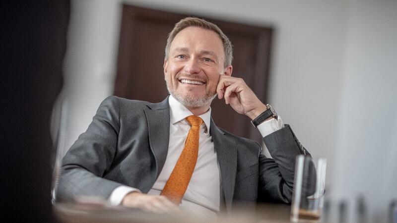 FDP schlägt Steuervorteile bei Überstunden vor Finanzminister Christian Lindner will Millionen Bürgerinnen und Bürger noch in diesem Jahr steuerlich entlasten.