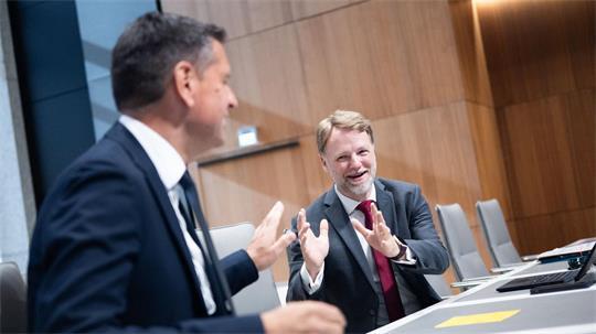 Finanzminister Heere, hier neben Ministerpräsident Lies, sieht in den geplanten Etats ein Zeichen der Stabilität.