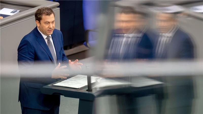 Klingbeil verspricht: Schlaglöcher weg, Bahn pünktlicher Finanzminister Klingbeil bringt den Haushalt in den Bundestag ein