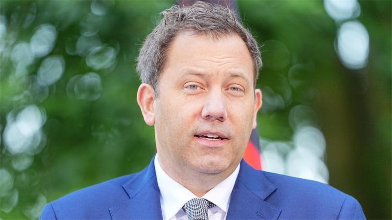 Mehr Schulden, weniger Finanzhilfen - das steckt im Haushalt Finanzminister Klingbeil hat Ressorts zu Einsparungen verpflichtet. (Archivbild)