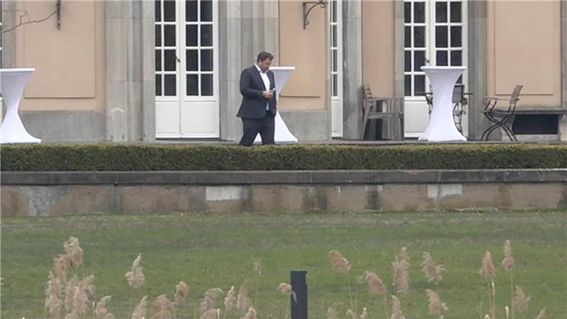Koalition ringt in Verhandlungsmarathon um Entlastungen Finanzminister Klingbeil in der Villa Borsig, dem Gästehaus des Auswärtigen Amts am Tegeler See.
