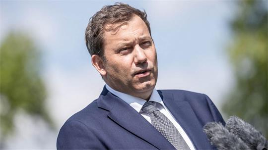 Finanzminister Klingbeil schaltet sich in das Übernahmeringen zwischen Commerzbank und Unicredit ein. (Archivbild)