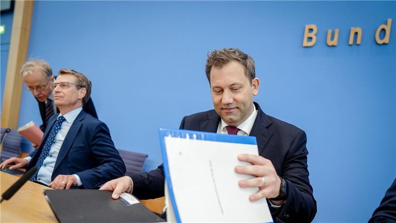 Hohe Schulden, viel Geld fürs Militär: Kabinett billigt Etat Finanzminister Klingbeil stellt seine Etatpläne in Berlin vor.