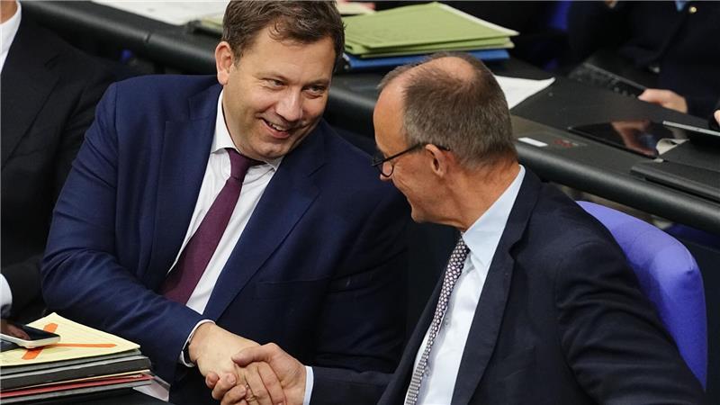 Finanzminister Klingbeil und Bundeskanzler Merz haben Grund zur Freude. Der Bundestag hat das Rentengesetz mit absoluter Mehrheit verabschiedet.