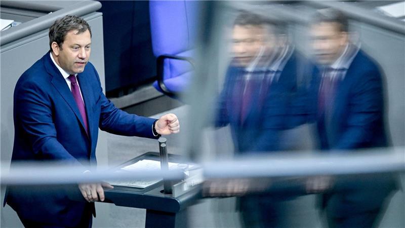 Was man über den Bundeshaushalt 2025 wissen sollte Finanzminister Klingbeil verteidigte seinen Etat im Bundestag.