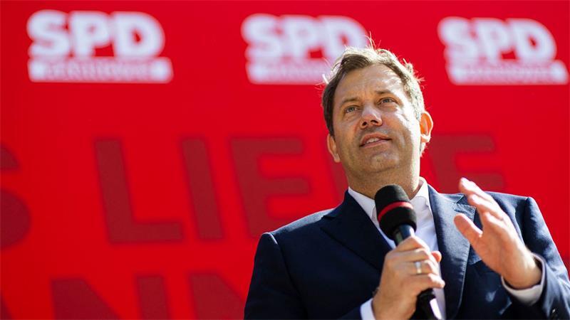 Spritpreise: Merz kündigt Entlastungen an - was kann kommen? Finanzminister Klingbeil will eine Extra-Steuer. (Archivbild)