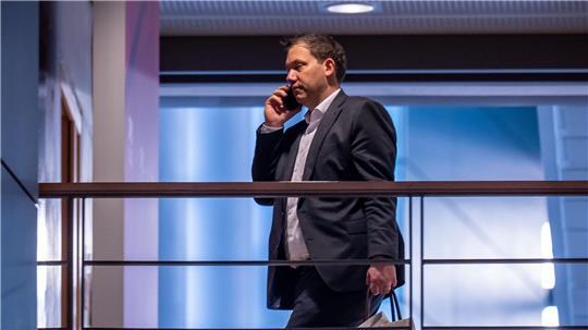 Finanzminister Lars Klingbeil (SPD) muss im Alltag viel Zeit am Handy verbringen - und will es an Weihnachten bewusst ausschalten. (Archivbild) 