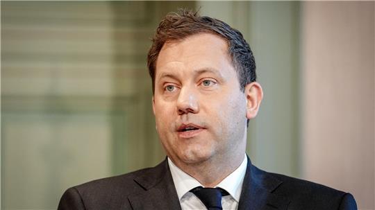 Finanzminister Lars Klingbeil (SPD) will Hemmnisse für private Investitionen abbauen. (Archivbild)