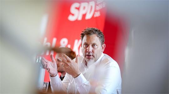Finanzminister Lars Klingbeil macht sich auf EU-Ebene für eine Übergewinnsteuer bei Ölkonzernen stark (Archivbild)