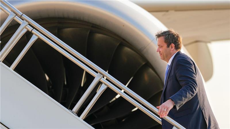 Bilder des Tages Finanzminister Lars Klingbeil steigt zum Abschluss seines Besuches in Washington zum Rückflug nach Berlin in das Flugzeug ein.