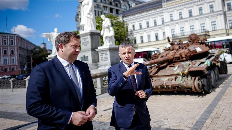 Vizekanzler Klingbeil sondiert in Kiew Sicherheitsgarantien Finanzminister Lars Klingbeil trifft seinen Amtskollegen Serhij Marchenko in Kiew.
