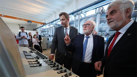 Finanzminister Lars Klingbeil übergab in Halle (Sachsen-Anhalt) den Förderbescheid für ein Wasserwerk.