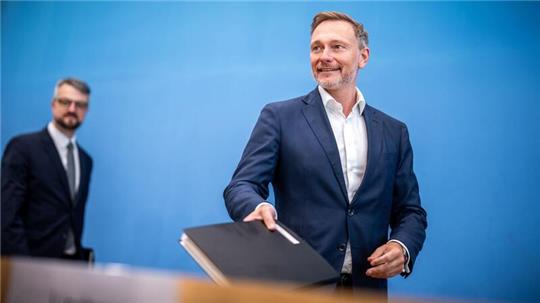 Finanzminister Lindner stellt seinen Etatentwurf vor. Dabei sei die Regierung an die Grenzen der Kompromissfähigkeit gegangen. 