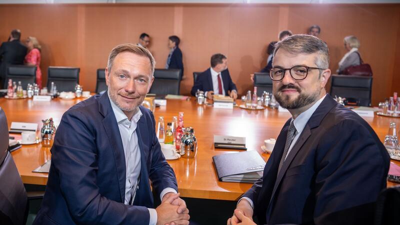 An der Kompromissgrenze: Wofür die Ampel Geld ausgeben will Finanzminister Lindner und sein Haushaltsstaatssekretär Wolf Reuter sind hauptverantwortlich für den Etatentwurf.