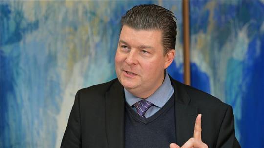 Finanzsenator Andreas Dressel (SPD) geht in den kommenden Jahren von weniger Steuereinnahmen aus als bislang geplant. (Archivbild)