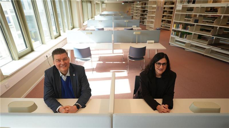 Finanzsenator Andreas Dressel (SPD) und Wissenschaftssenatorin Maryam Blumenthal (Grüne) sitzen Probe an einem der zahlreichen Arbeitsplätze für Studierende.