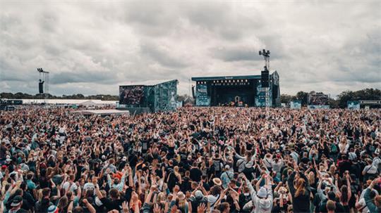 Finch kehrt 2027 zum Deichbrand-Festival zurück. Der Rapper gehört zu den ersten 31 bestätigten Acts.