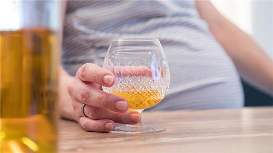 Finger weg vom Hochprozentigen: Schwangere sollten auf Alkohol verzichten. Foto: Christin Klose/dpa